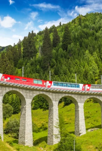 Glacier Express fährt über eine steinerne Bürcke